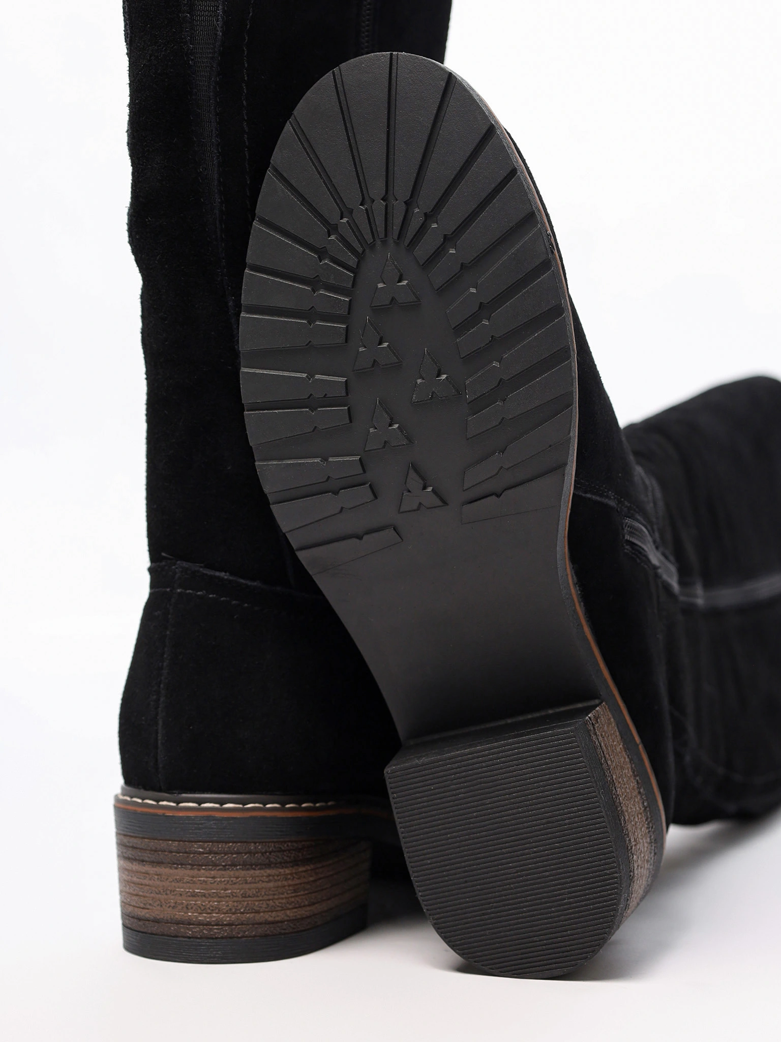 Сапоги черного цвета из натуральной замши на среднем каблуке